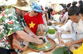 Du khách quốc tế gói bánh chưng, ăn Tết Việt