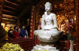 Dòng người nườm nượp trảy hội chùa Phật Tích