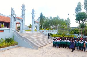 Lương Văn Nắm - Người Anh hùng áo vải