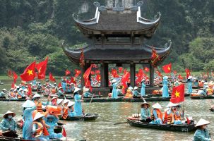 Hàng nghìn du khách mặc áo dài đi thuyền lập kỷ lục ở Tràng An