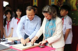 Phó Chủ tịch Thường trực UBND tỉnh Mai Sơn tiếp đoàn khách quốc tế tìm hiểu chùa Vĩnh Nghiêm