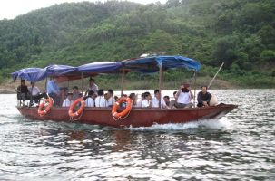 Ngược dòng Cấm Sơn