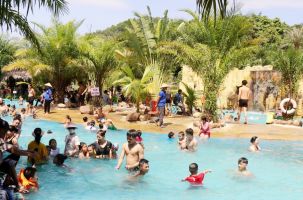 Du khách tấp nập đến với Công viên giải trí Wedding Land, TP Bắc Giang