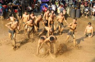 ĐỘC ĐÁO LỄ HỘI VẬT CẦU NƯỚC LÀNG VÂN