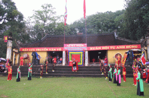 Đình Hả - sử xanh lưu mãi không mờ.