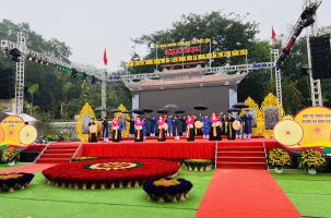 Hàng nghìn du khách dự lễ khai hội chùa Bổ Đà năm 2024