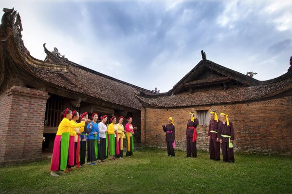 Hát ống bên đình