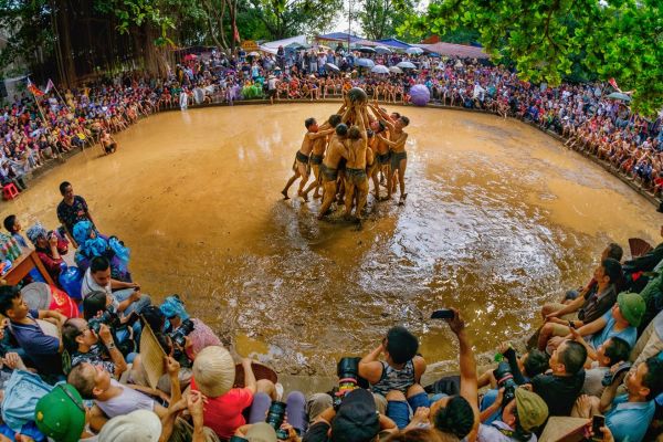 Vật cầu bùn làng Vân - Trần Văn Tuấn