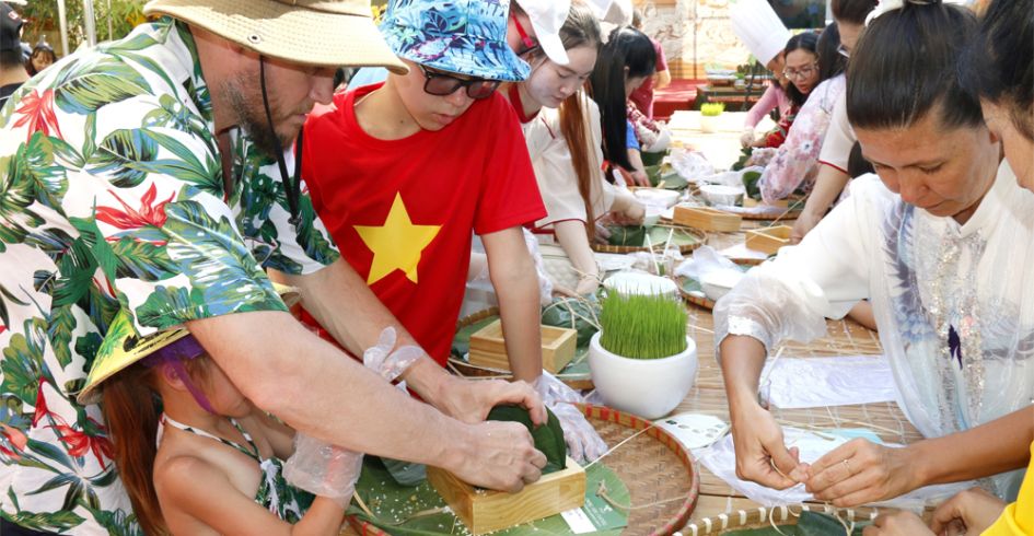 Du khách quốc tế gói bánh chưng, ăn Tết Việt