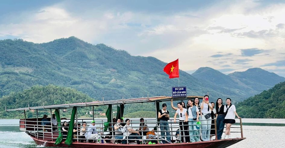 Hồ Cấm Sơn trải nghiệm du lịch đường thủy giữa lòng non nước