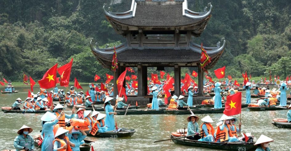 Hàng nghìn du khách mặc áo dài đi thuyền lập kỷ lục ở Tràng An