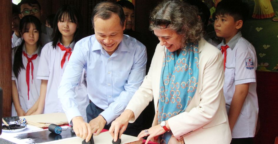 Phó Chủ tịch Thường trực UBND tỉnh Mai Sơn tiếp đoàn khách quốc tế tìm hiểu chùa Vĩnh Nghiêm