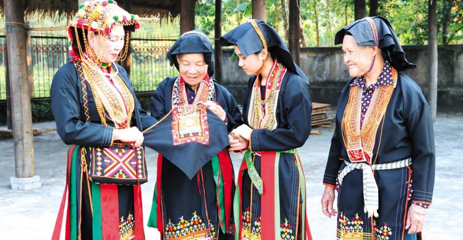 "Giữ lửa” nghề thêu truyền thống