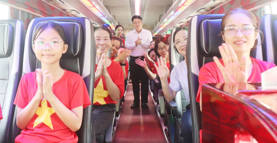 Hàng nghìn người dân Bắc Ninh phấn khởi đi xe miễn phí tham quan Triển lãm thành tựu đất nước tại Hà Nội