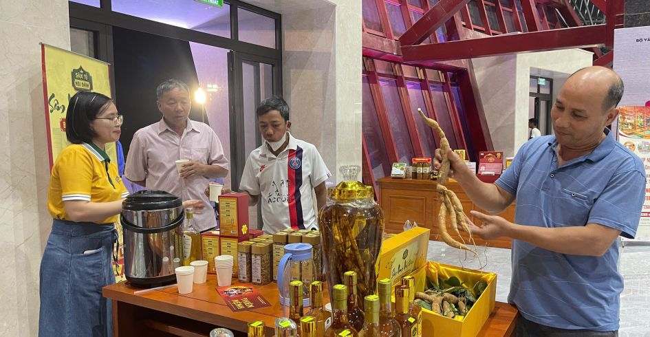 Quảng bá du lịch và trưng bày sản phẩm OCOP, làng nghề nhân dịp liên hoan Chèo toàn quốc