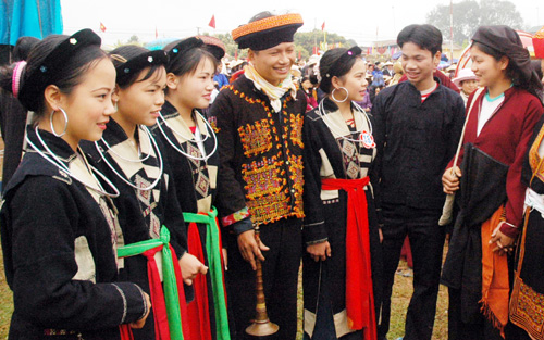 Ngược dòng lên với sình ca