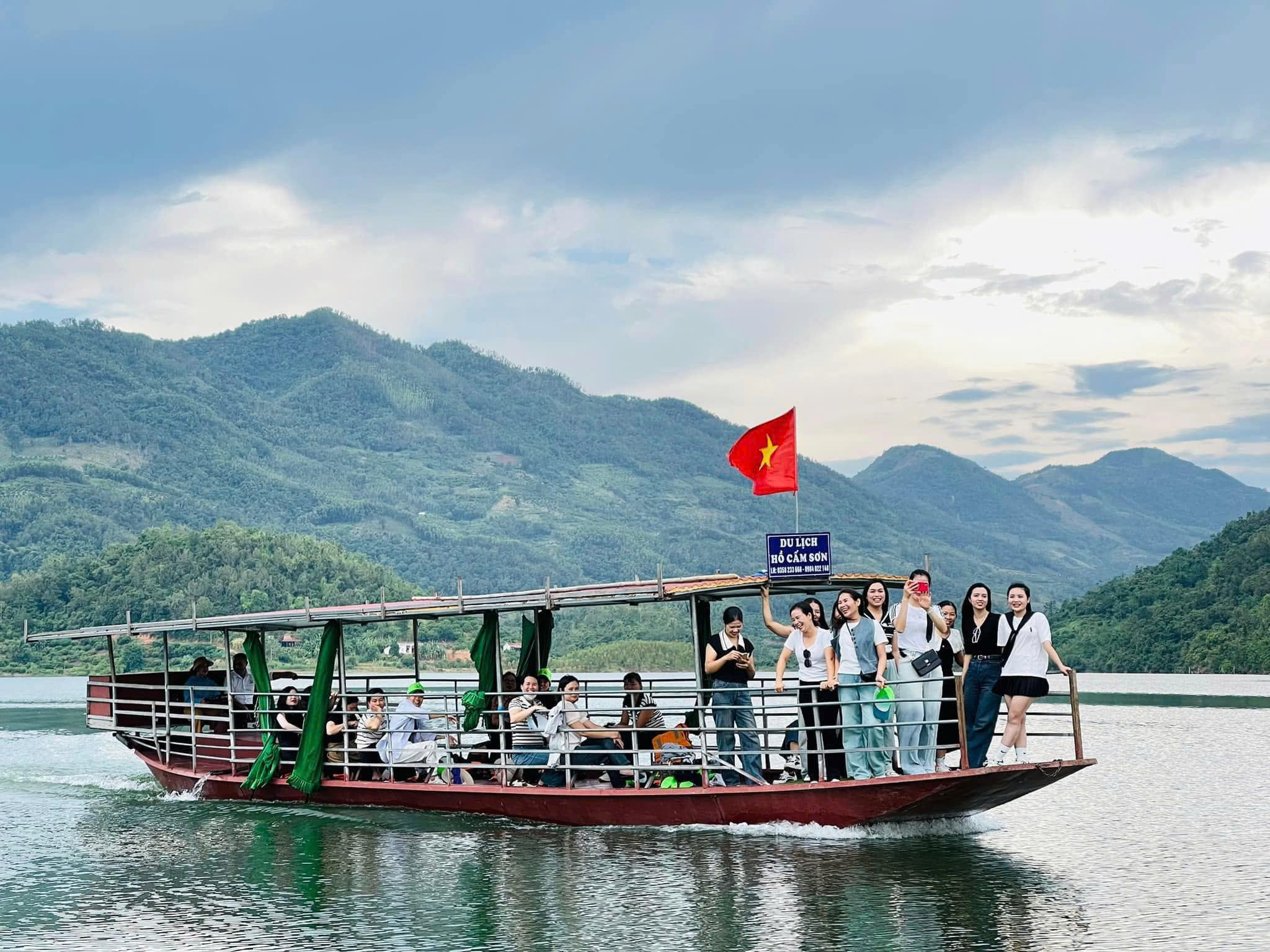 Hồ Cấm Sơn trải nghiệm du lịch đường thủy giữa lòng non nước