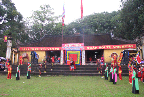 Đình Hả - sử xanh lưu mãi không mờ.