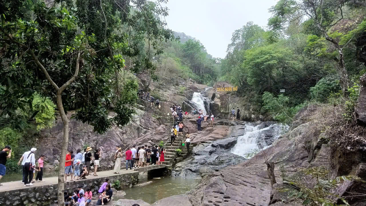 Suối Mỡ điểm hẹn xanh mát của mùa hè Bắc Giang