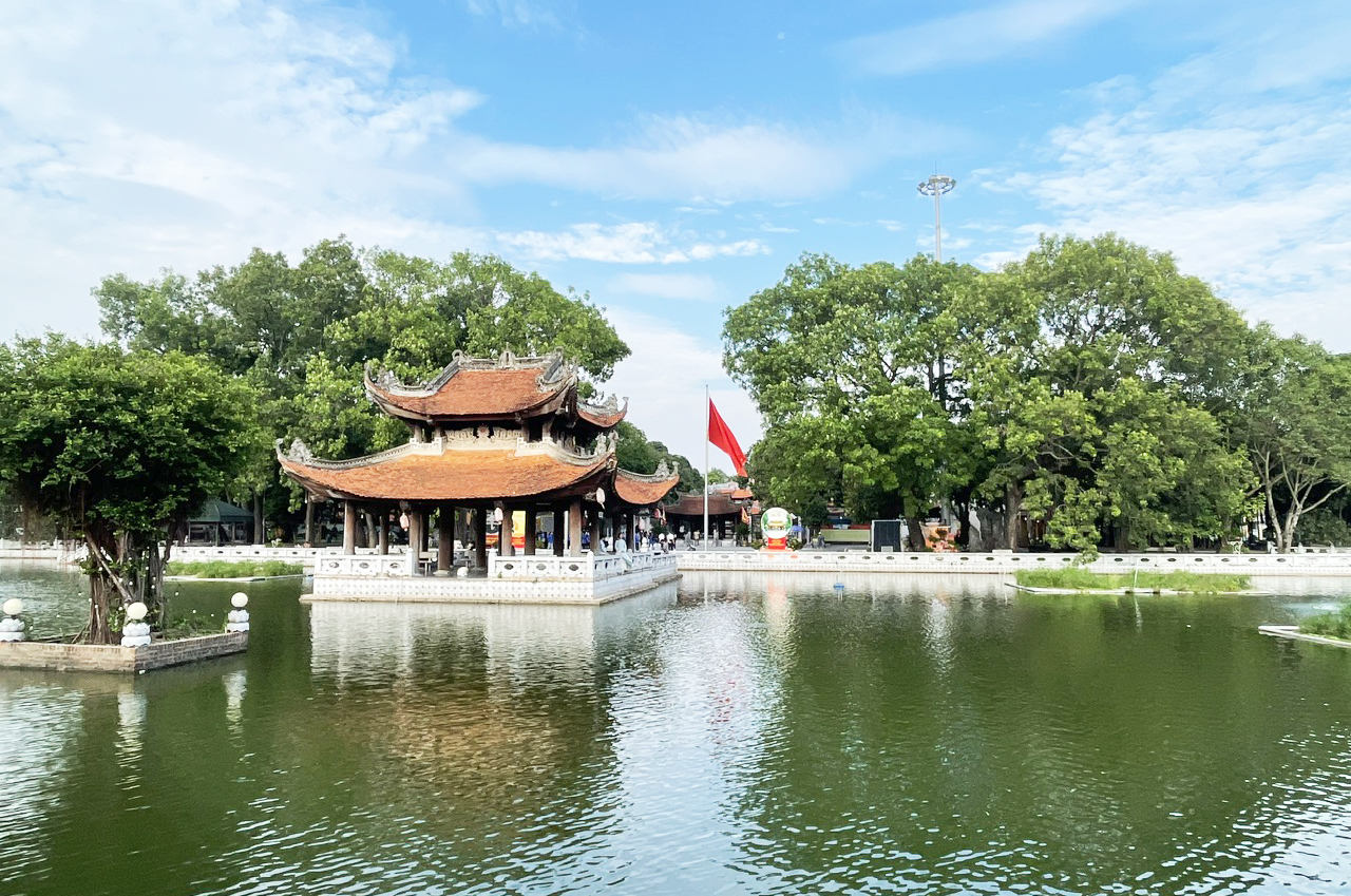 Thăm di tích quốc gia đặc biệt Đền Đô, phường Từ Sơn