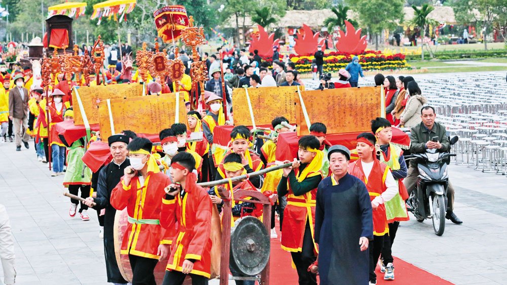 Trảy hội dịp giêng, hai