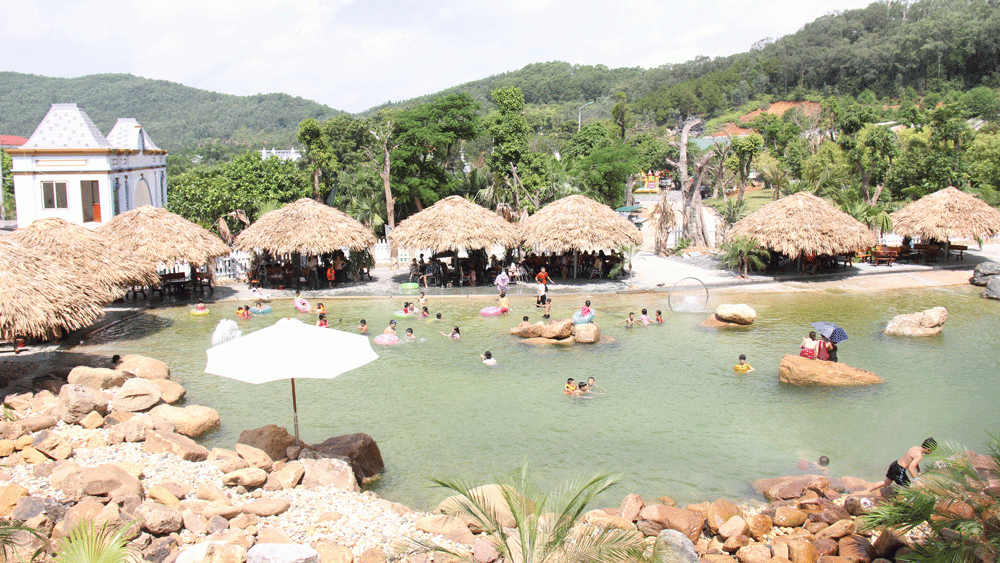 Công viên giải trí Wedding Land ngày cao điểm đón hơn 2 nghìn lượt khách. Công viên giải trí Wedding Land ngày cao điểm đón hơn 2 nghìn lượt khách.