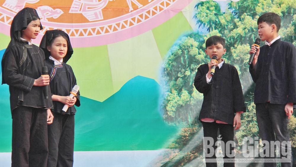 Trẻ em dân tộc Nùng ở Lục Ngạn hát dân ca. Ảnh: TIẾN ĐẠT Trẻ em dân tộc Nùng ở Lục Ngạn hát dân ca. Ảnh: TIẾN ĐẠT