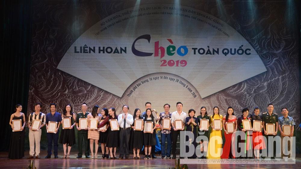 Bà Hoàng Thị Hoa và lãnh đạo Sở Văn hóa, Thể thao và Du lịch tỉnh Bắc Giang trao Huy chương Vàng cho các diễn viên, nghệ sĩ. Bà Hoàng Thị Hoa và lãnh đạo Sở Văn hóa, Thể thao và Du lịch tỉnh Bắc Giang trao Huy chương Vàng cho các diễn viên, nghệ sĩ.