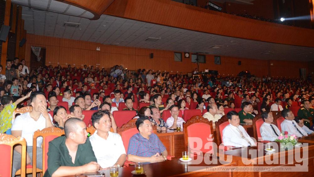 Đông đảo đại biểu và nhân dân dự lễ bế mạc Liên hoan. Đông đảo đại biểu và nhân dân dự lễ bế mạc Liên hoan.