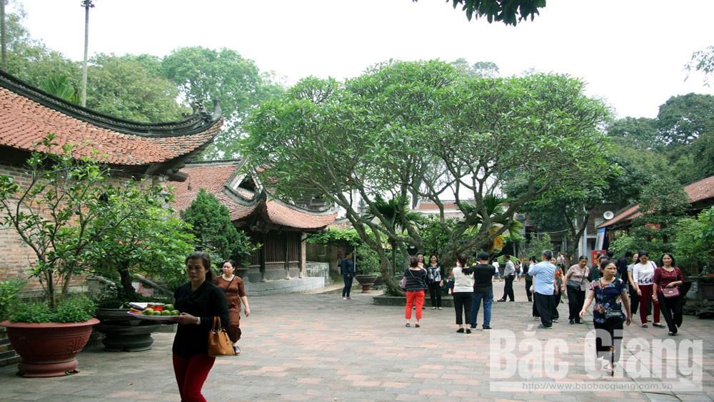 Du khách đến dâng hương, vãn cảnh chùa Vĩnh Nghiêm. Ảnh: Đỗ Quyên Du khách đến dâng hương, vãn cảnh chùa Vĩnh Nghiêm. Ảnh: Đỗ Quyên