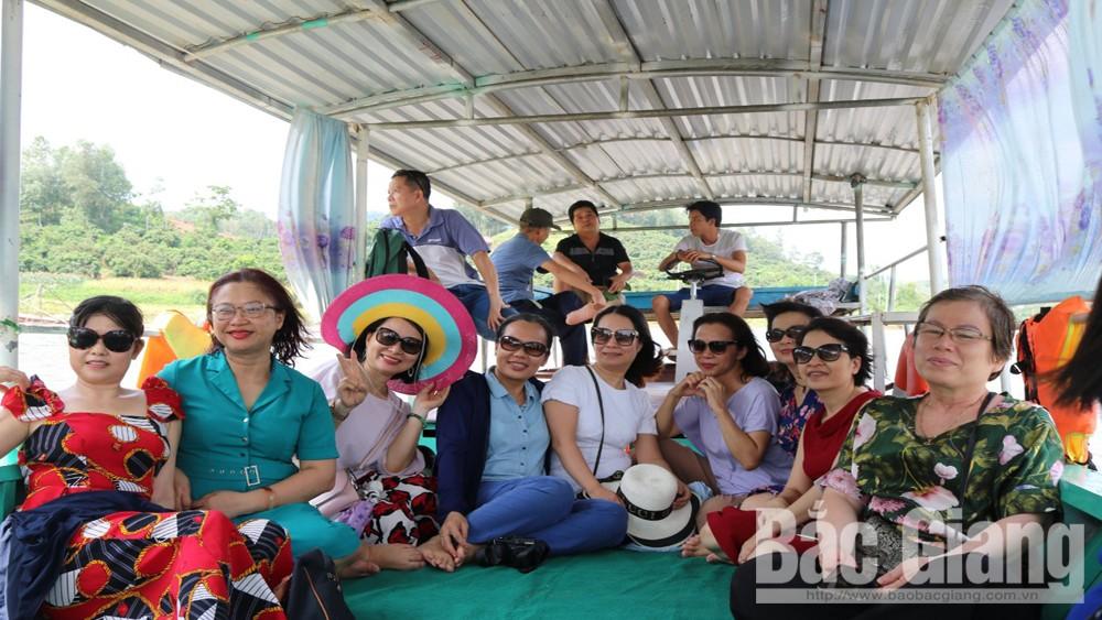 Khách tham quan hồ Cấm Sơn (Lục Ngạn). Khách tham quan hồ Cấm Sơn (Lục Ngạn).