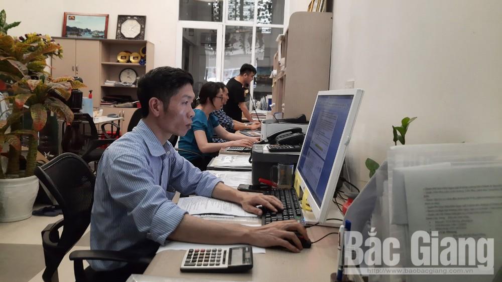 Nhân viên Công ty Du lịch Quốc tế Đình Anh xây dựng tour du lịch nội địa giới thiệu cho khách. Nhân viên Công ty Du lịch Quốc tế Đình Anh xây dựng tour du lịch nội địa giới thiệu cho khách.