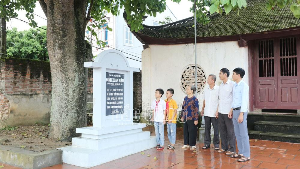 Ngày 12/3/1945, tại đình Xuân Biều, xã Xuân Cẩm diễn ra cuộc khởi nghĩa giành chính quyền đầu tiên trong cả nước. Ngày 12/3/1945, tại đình Xuân Biều, xã Xuân Cẩm diễn ra cuộc khởi nghĩa giành chính quyền đầu tiên trong cả nước.