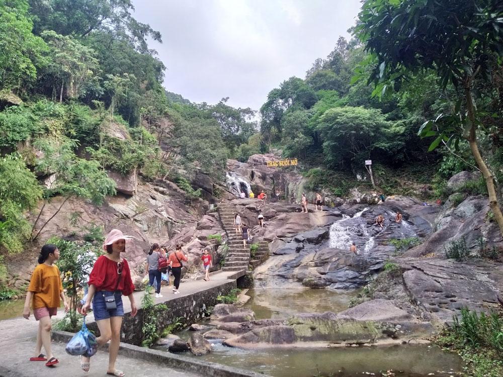Khu du lịch sinh thái Suối Mỡ là điểm đến của nhiều du khách, nhất là trong mùa hè. Khu du lịch sinh thái Suối Mỡ là điểm đến của nhiều du khách, nhất là trong mùa hè.