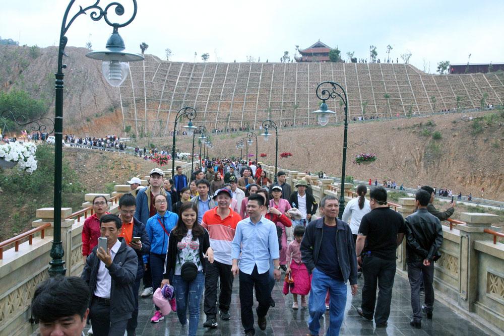 Khu du lịch tâm linh- sinh thái Tây Yên Tử, điểm đến của nhiều du khách. Khu du lịch tâm linh- sinh thái Tây Yên Tử, điểm đến của nhiều du khách.