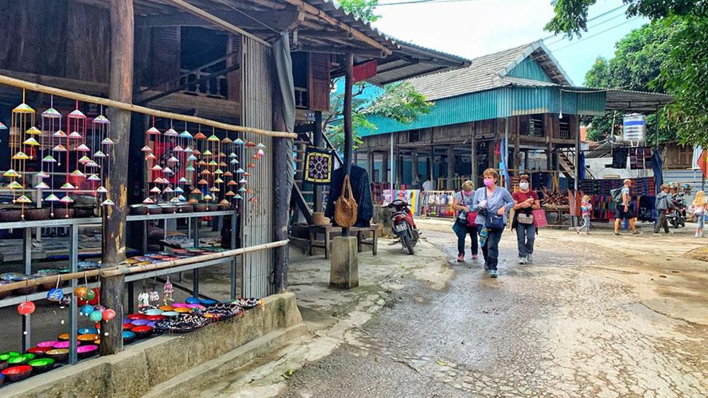 Du khách nước ngoài tham quan bản Lác. Ảnh: Xuân Mai (Vietnam+). Du khách nước ngoài tham quan bản Lác. Ảnh: Xuân Mai (Vietnam+).