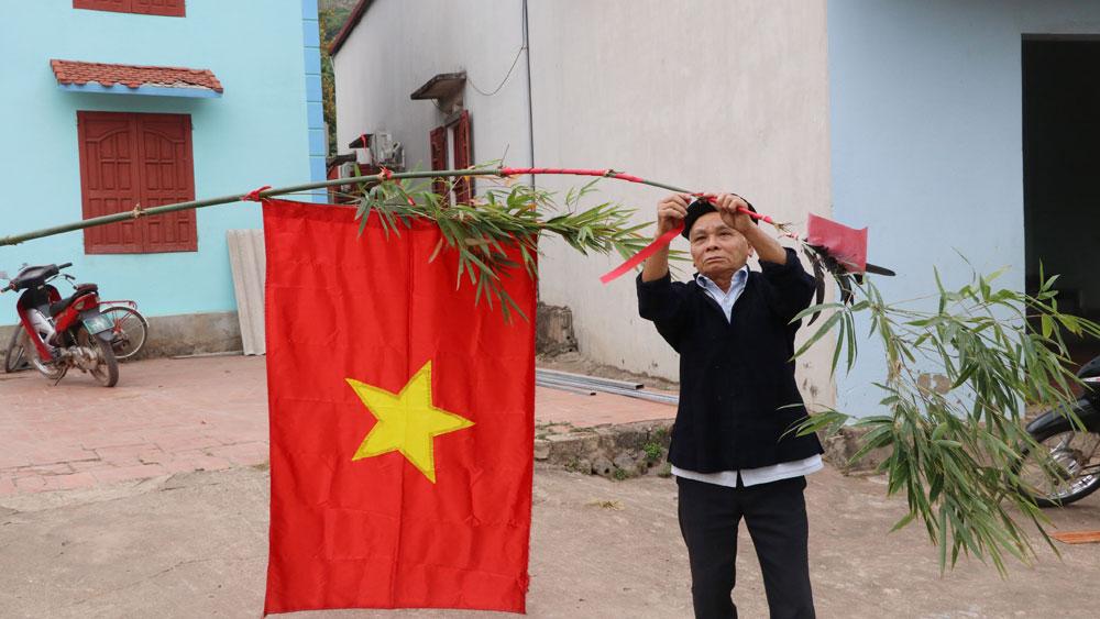 Ông Lục Văn Dèo trang trí cây nêu chuẩn bị đón Tết. Ông Lục Văn Dèo trang trí cây nêu chuẩn bị đón Tết.