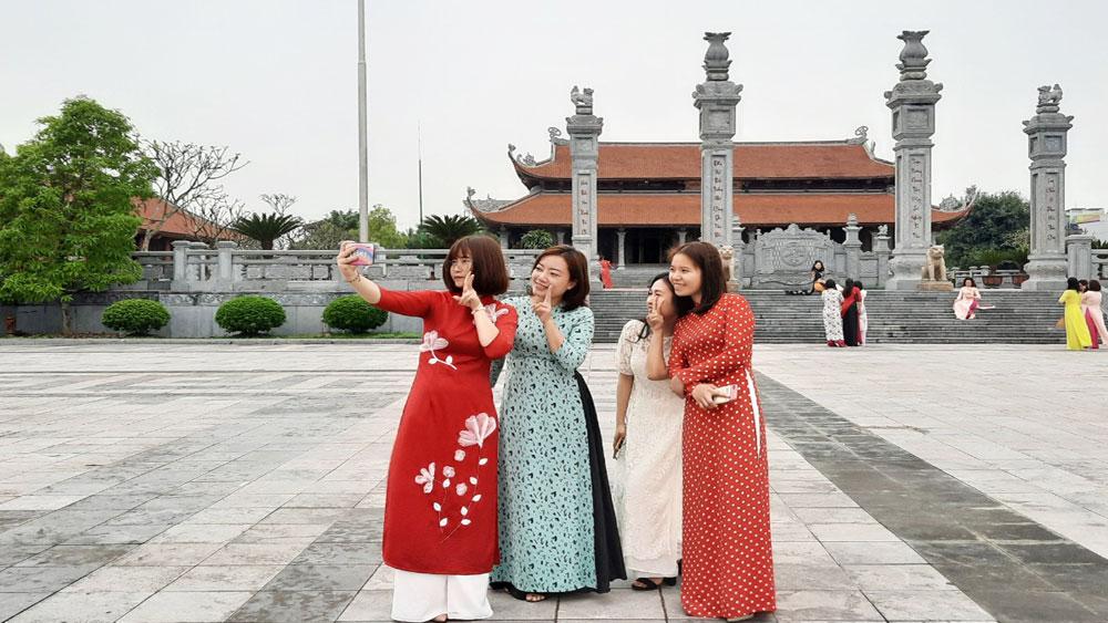 Khách tham quan chụp ảnh lưu niệm tại Di tích cấp quốc gia đặc biệt Địa điểm chiến thắng Xương Giang (TP Bắc Giang). Khách tham quan chụp ảnh lưu niệm tại Di tích cấp quốc gia đặc biệt Địa điểm chiến thắng Xương Giang (TP Bắc Giang).