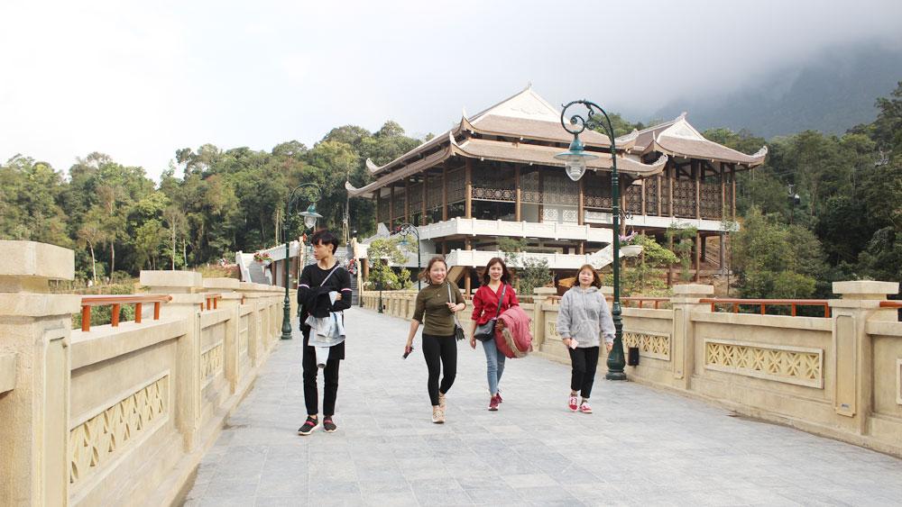 Du khách tham quan Khu du lịch tâm linh, sinh thái Tây Yên Tử (Sơn Động). Du khách tham quan Khu du lịch tâm linh, sinh thái Tây Yên Tử (Sơn Động).