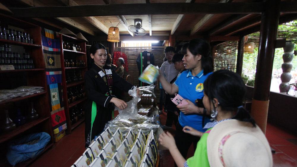 Du khách có thể mua các sản phẩm thủ công đặc trưng của địa phương để làm quà. Du khách có thể mua các sản phẩm thủ công đặc trưng của địa phương để làm quà.