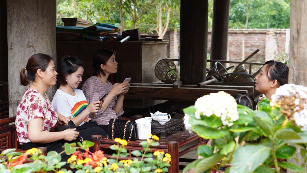 Du khách ngồi nghỉ ngơi, thưởng thức chè do chính những người dân nơi đây sản xuất. Du khách ngồi nghỉ ngơi, thưởng thức chè do chính những người dân nơi đây sản xuất.