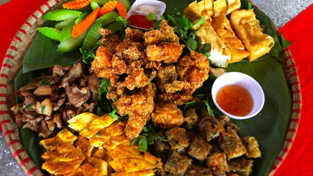 Buổi trưa, du khách sẽ được thưởng thức những món ăn do người dân địa phương nấu. Buổi trưa, du khách sẽ được thưởng thức những món ăn do người dân địa phương nấu.