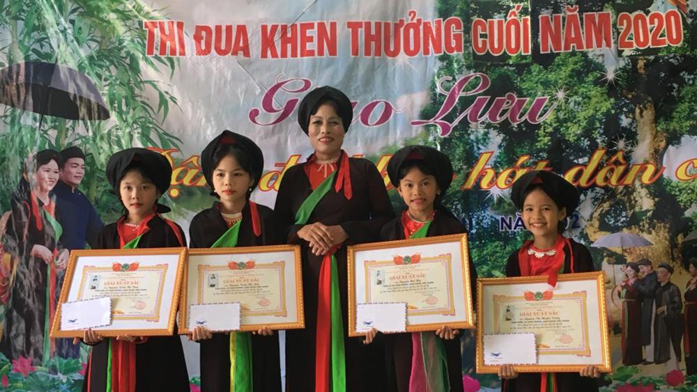 CLB Dân ca quan họ Dã Hương khen thưởng thiếu nhi có thành tích xuất sắc trong học hát quan họ. CLB Dân ca quan họ Dã Hương khen thưởng thiếu nhi có thành tích xuất sắc trong học hát quan họ.