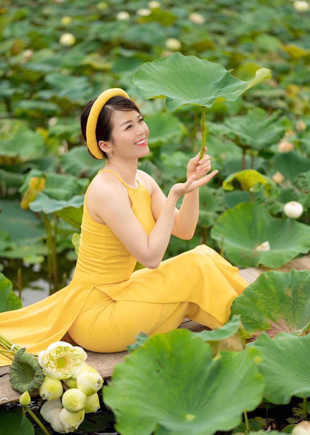 Tạo dáng bên hồ sen ở Phim trường - Vườn hoa Đa Mai (TP Bắc Giang). Tạo dáng bên hồ sen ở Phim trường - Vườn hoa Đa Mai (TP Bắc Giang).