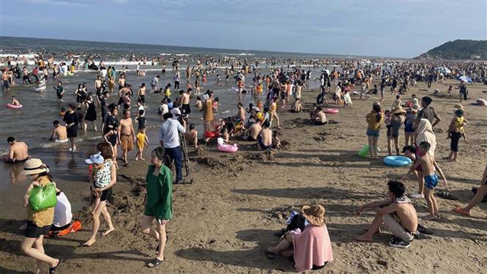 Bãi biển Sầm Sơn luôn kín du khách dịp hè 2022. Bãi biển Sầm Sơn luôn kín du khách dịp hè 2022.