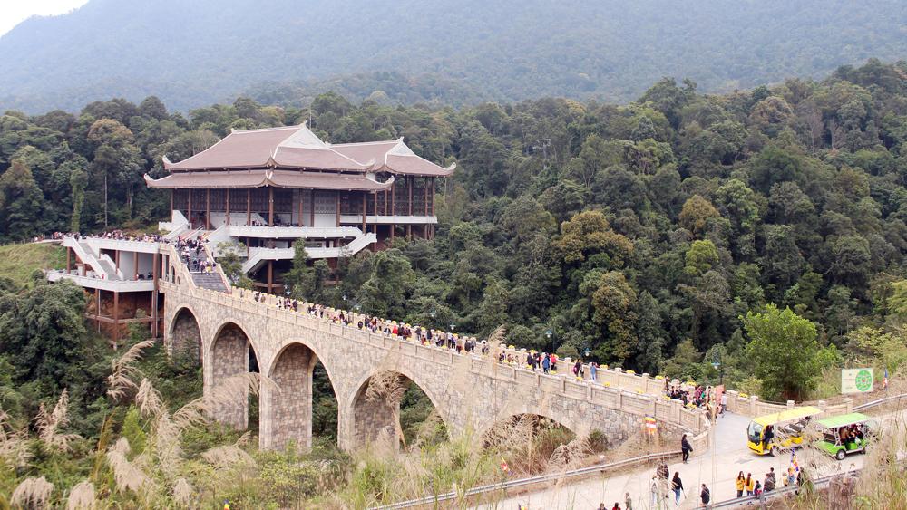 Khu Du lịch tâm linh, sinh thái Tây Yên Tử ngày càng hút khách du lịch. Khu Du lịch tâm linh, sinh thái Tây Yên Tử ngày càng hút khách du lịch.