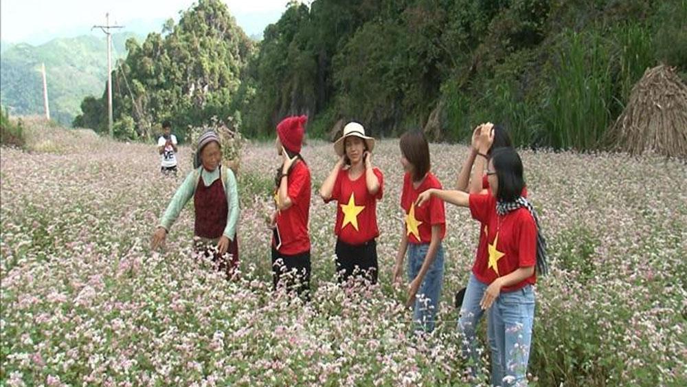 Khách du lịch tham quan tam giác mạch tại Hà Giang. Khách du lịch tham quan tam giác mạch tại Hà Giang.