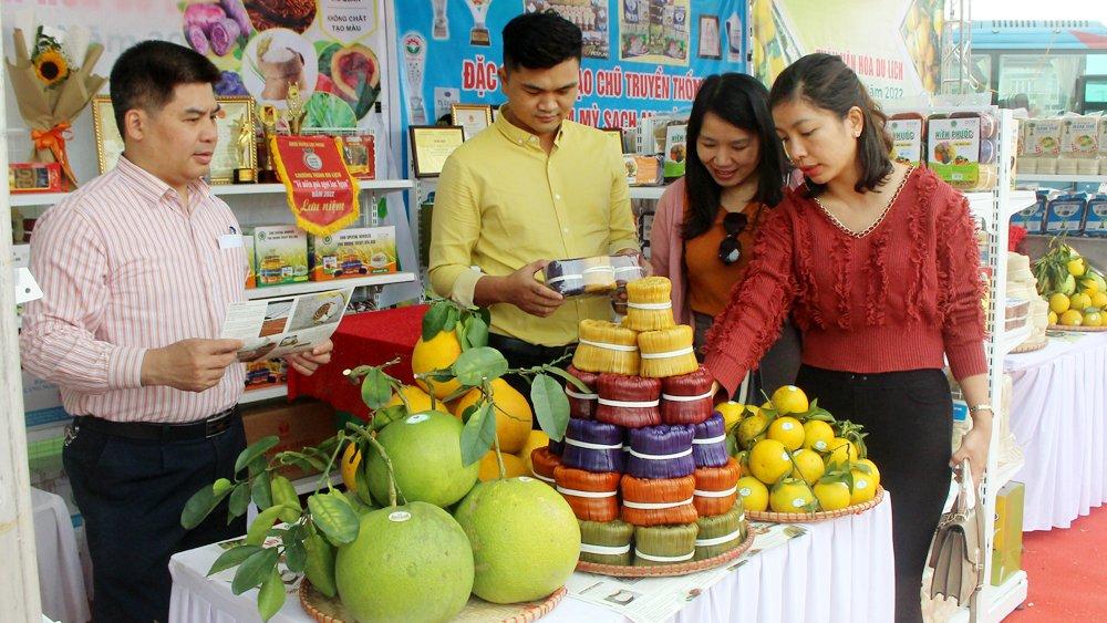 Khách tham quan gian trưng bày, giới thiệu đặc sản Lục Ngạn tại khu vực quảng trường trung tâm huyện. Khách tham quan gian trưng bày, giới thiệu đặc sản Lục Ngạn tại khu vực quảng trường trung tâm huyện.