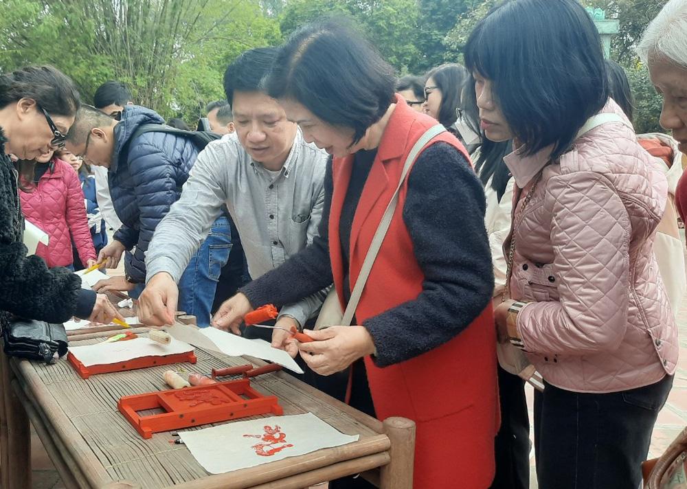 Du khách trải nghiệm in mộc bản tại chùa Vĩnh Nghiêm. Du khách trải nghiệm in mộc bản tại chùa Vĩnh Nghiêm.