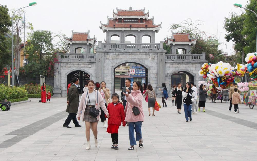 Khu Di tích lịch sử Chiến thắng Xương Giang (TP Bắc Giang) thu hút đông người dân, du khách dâng hương, vãn cảnh. Khu Di tích lịch sử Chiến thắng Xương Giang (TP Bắc Giang) thu hút đông người dân, du khách dâng hương, vãn cảnh.